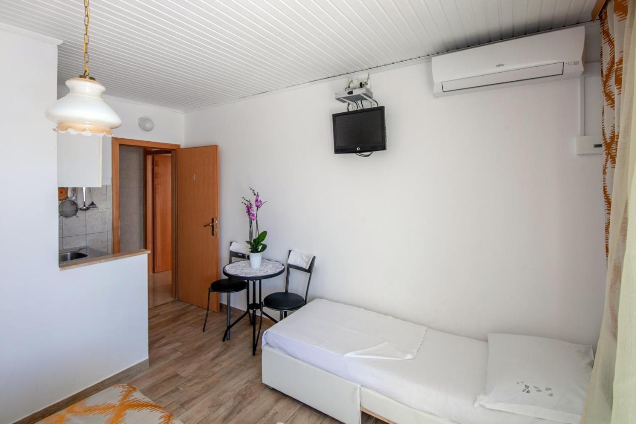 Apartments By The Sea Duce, Omis - 2992 Dugi Rat Bagian luar foto